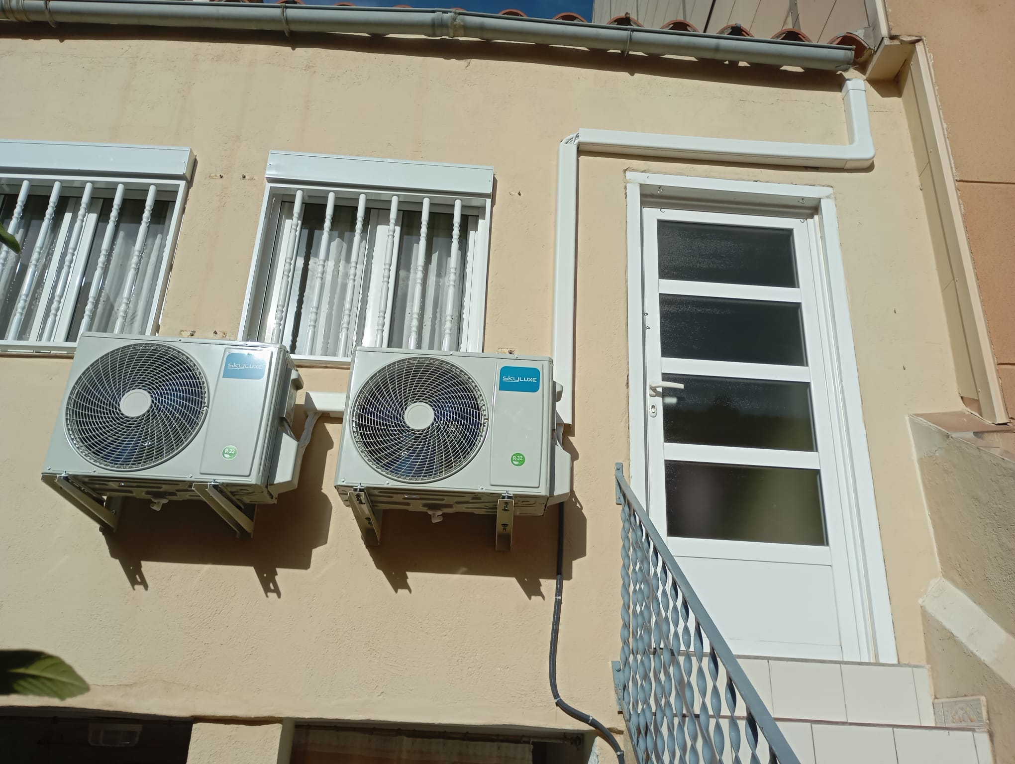 Dos unidades exteriores de aire acondicionado instaladas en fachada