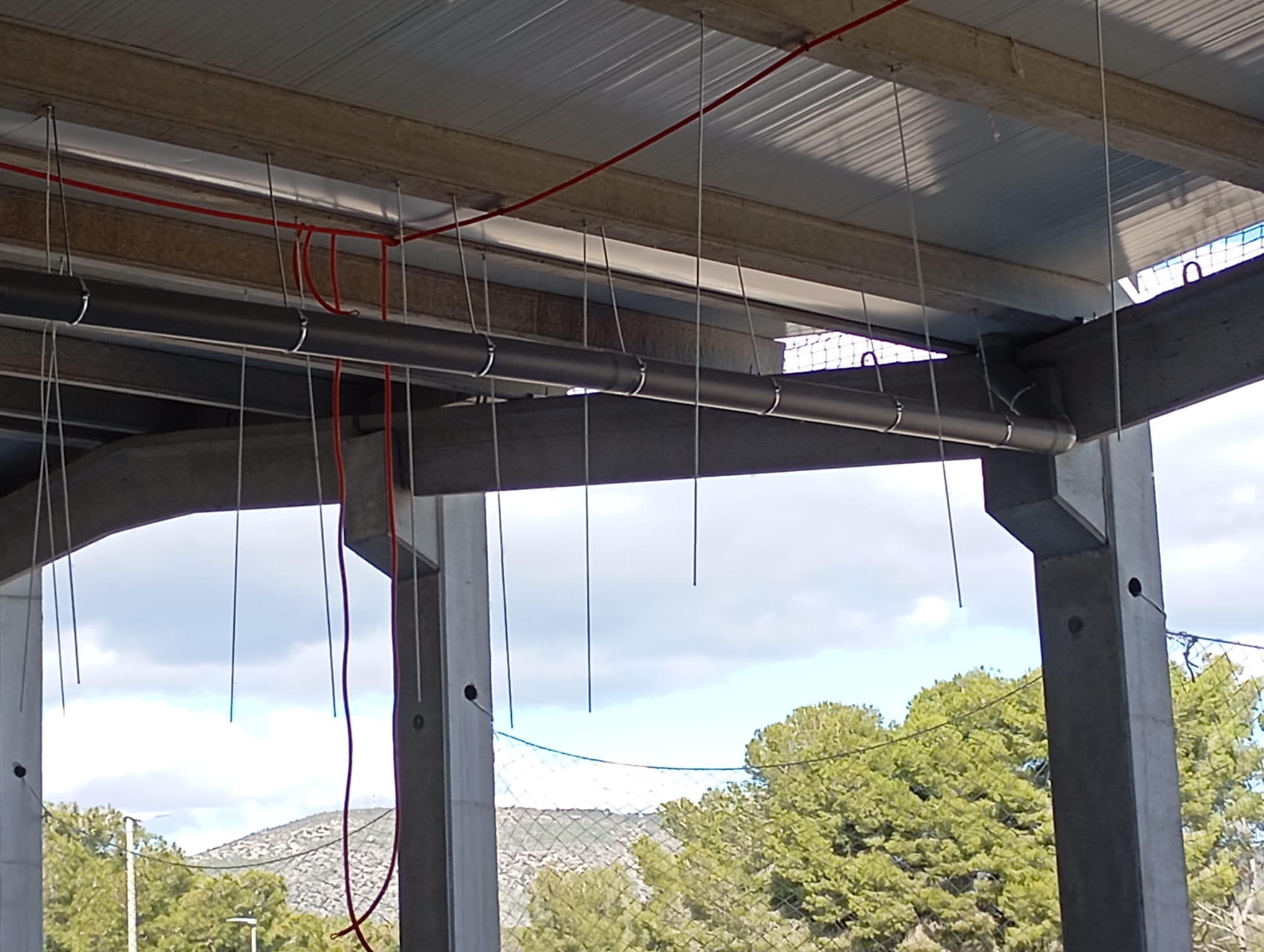 Estructura eléctrica en nave con canalizaciones
