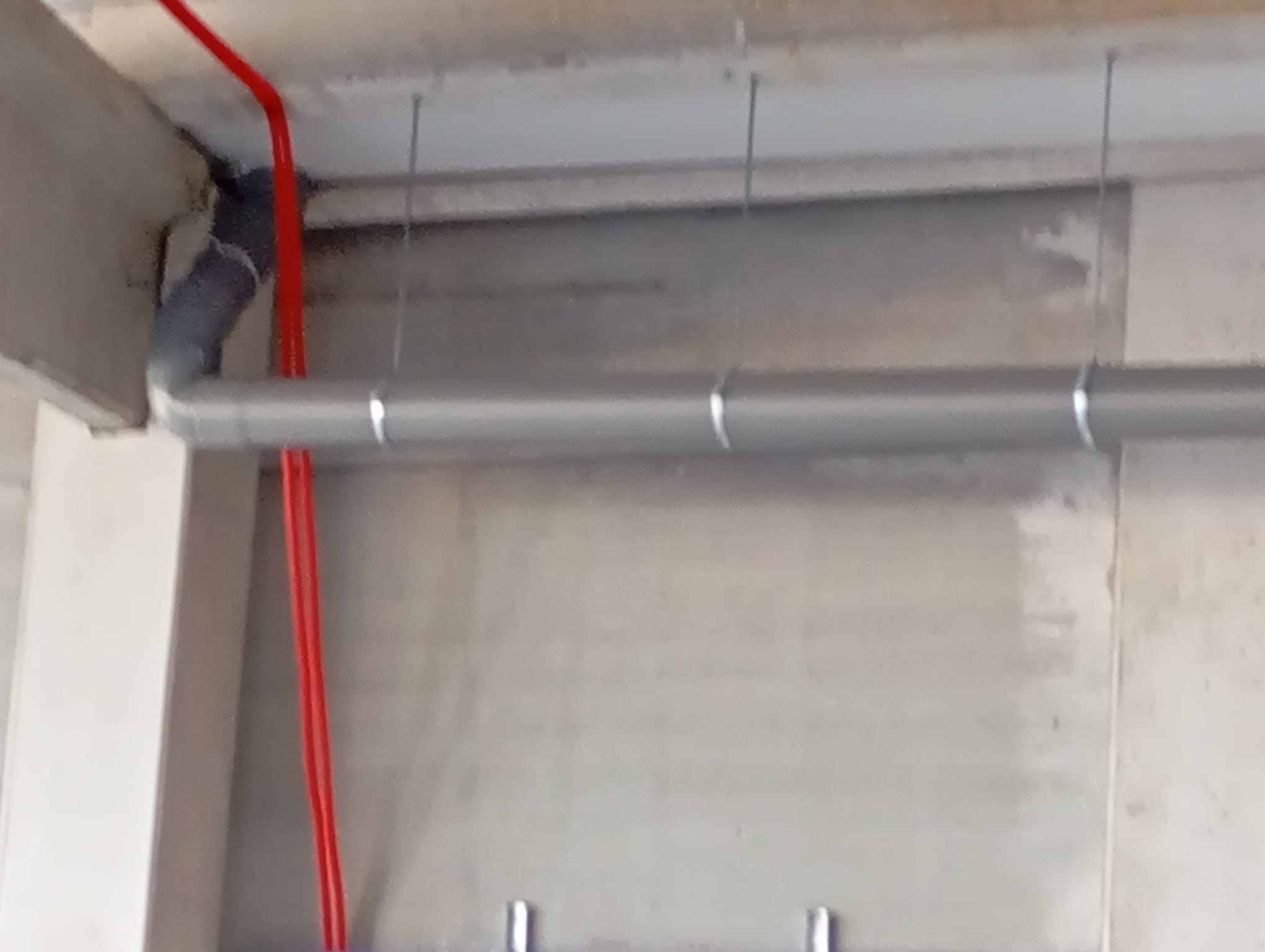 Conductos de fontanería en nave