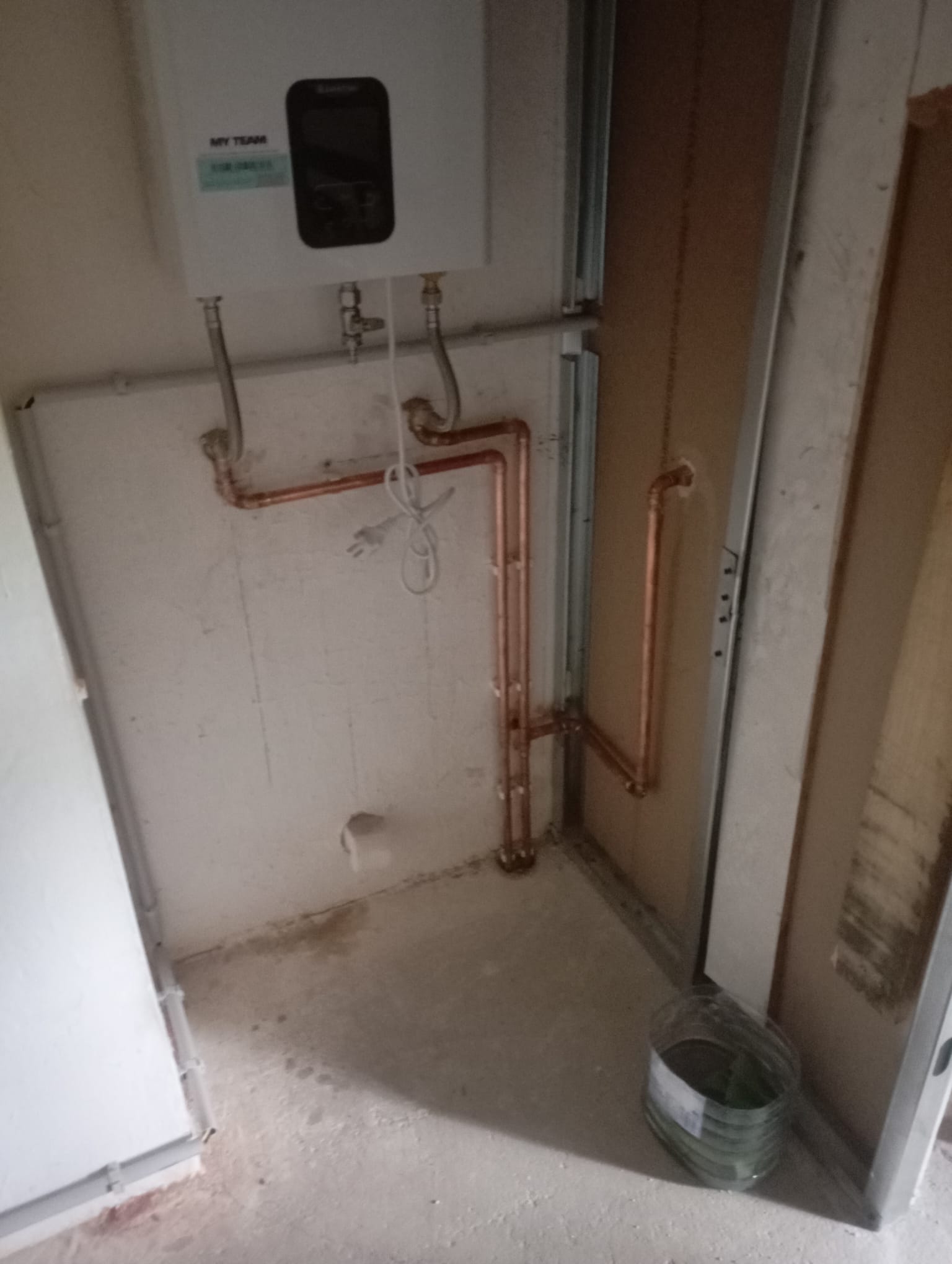 Tubería de cobre instalada en pared