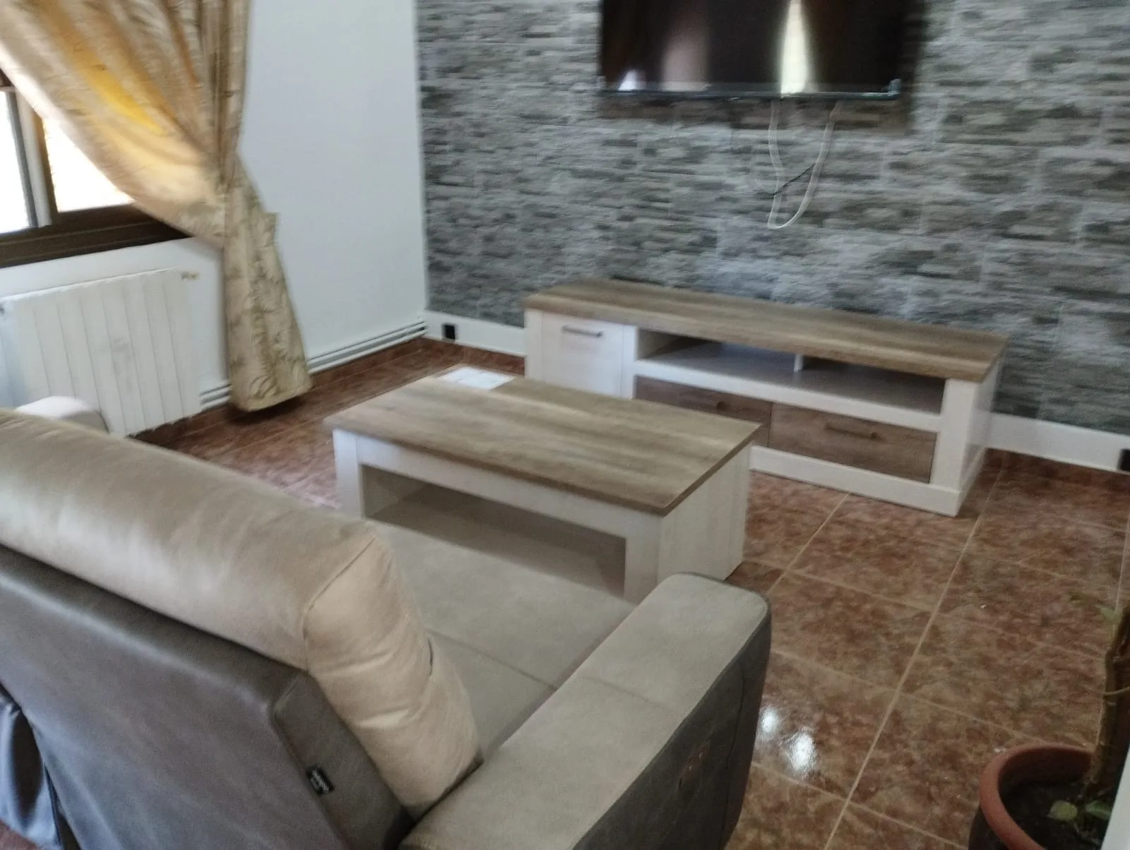 Salón reformado con revestimiento decorativo