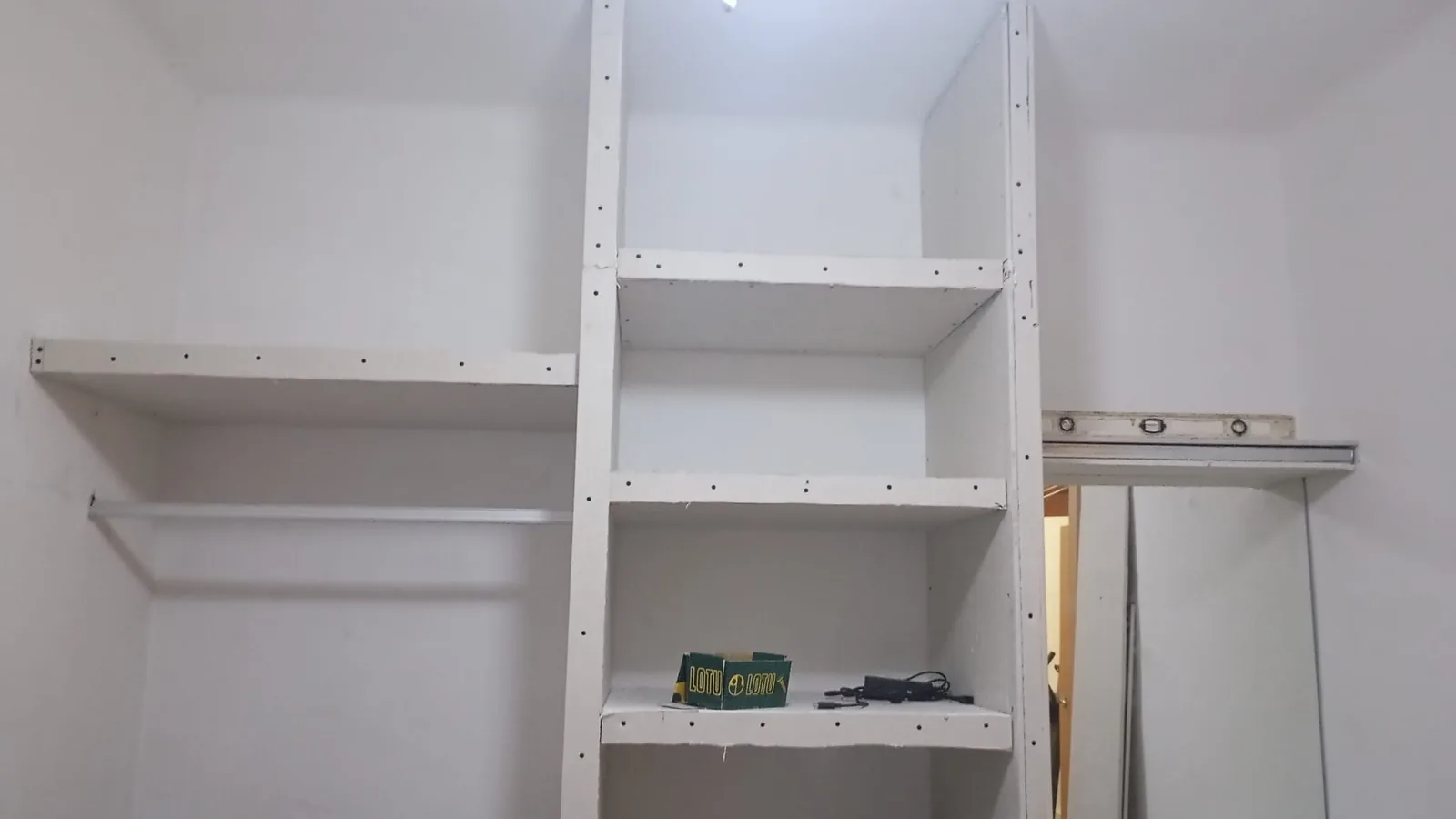 Estantería a medida en montaje