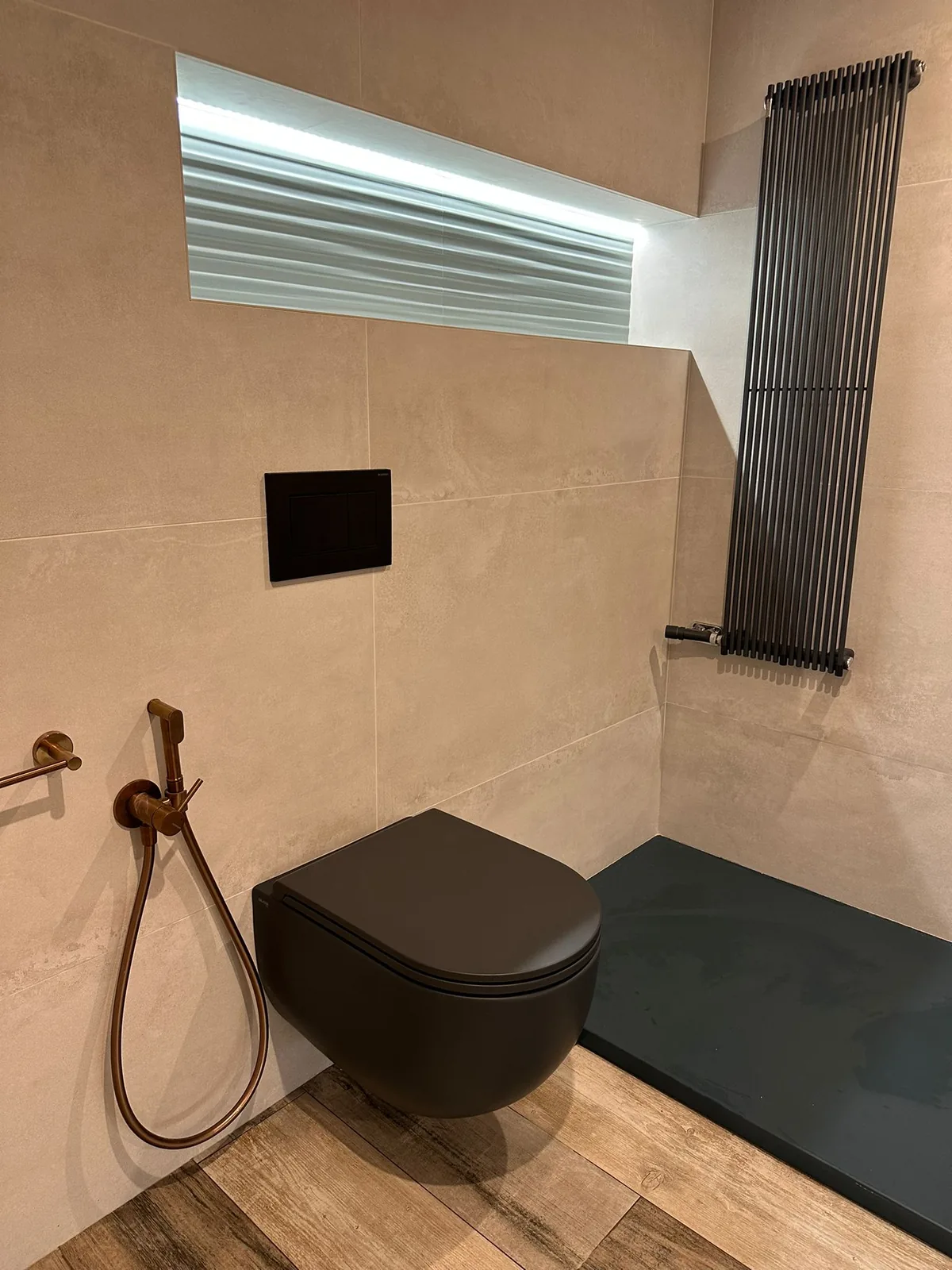 Baño con sanitarios suspendidos