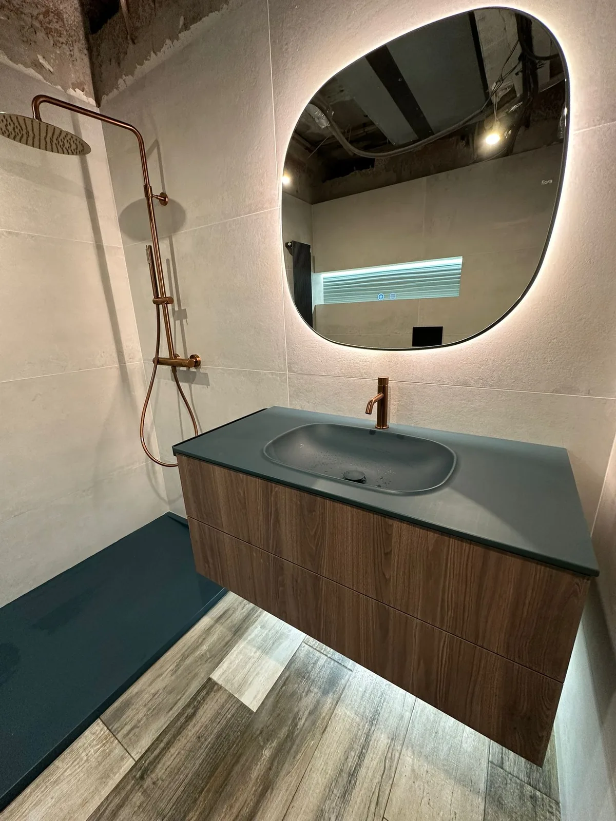 Baño terminado con espejo iluminado