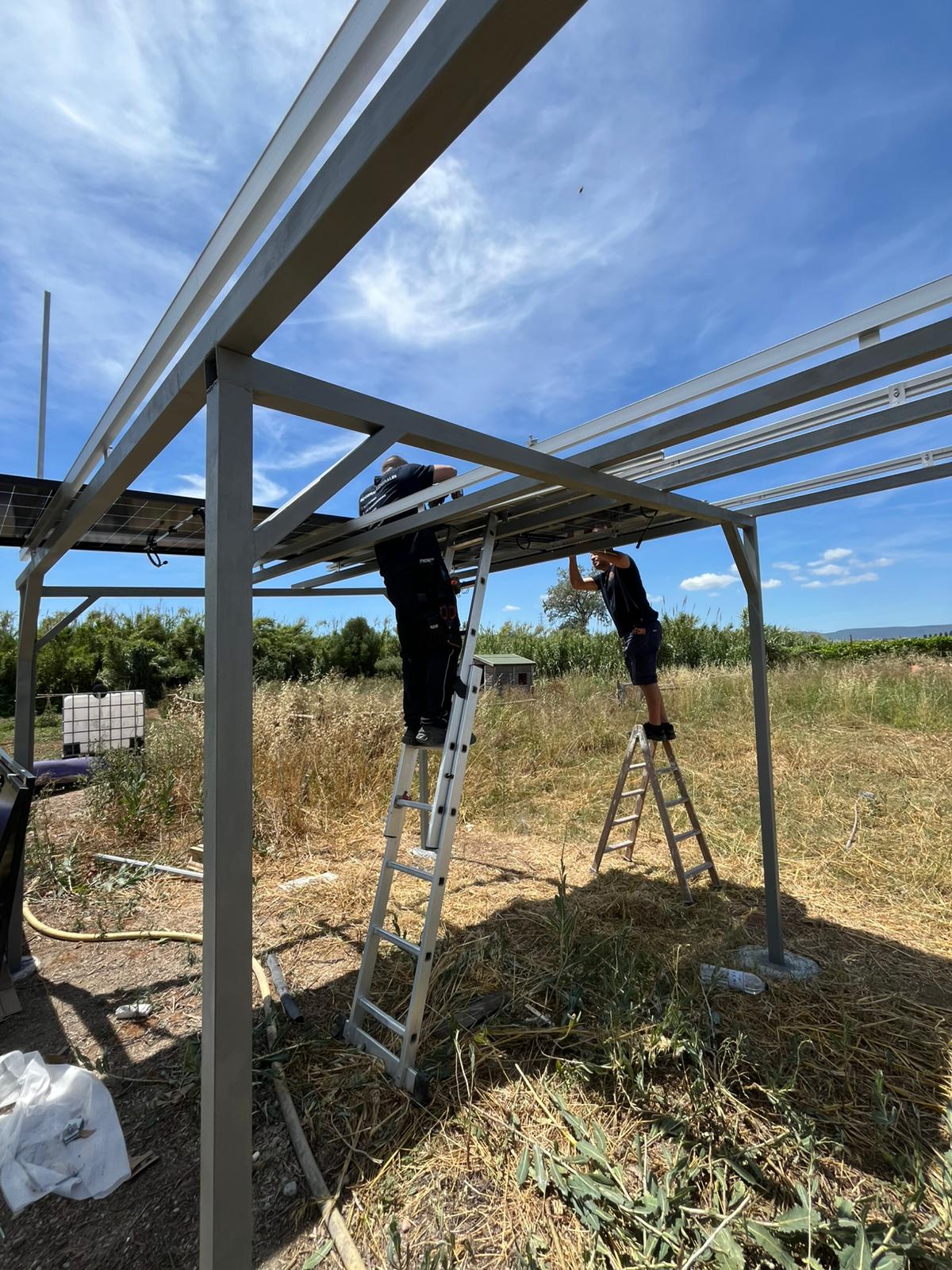 Estructura metálica para placas solares en el campo
